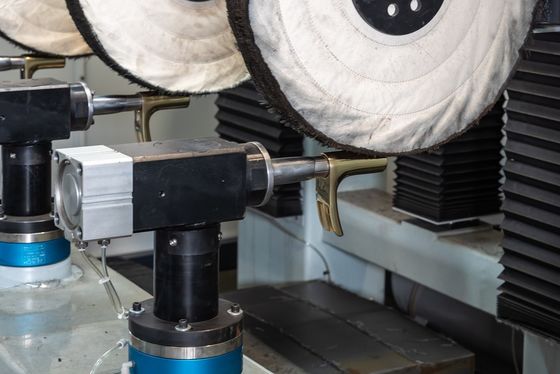 آلة تلميع CNC ذات عجلة التلميع القابلة للبرمجة لإنهاء الأسطح
